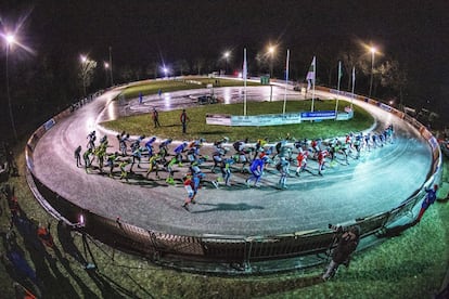 Comienzan los deportes de invierno. Vista del pelotón femenino durante la primera maratón sobre hielo natural. Se ha celebrado en la pista de hielo del club De Hondsrug, en Noordlaren (Holanda).