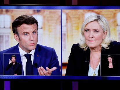 Una imagen muestra pantallas de televisión que muestra una transmisión en vivo entre el presidente francés y el candidato Emmanuel Macron y Marine Le Pen, el miércoles 20 de abril de 2022.