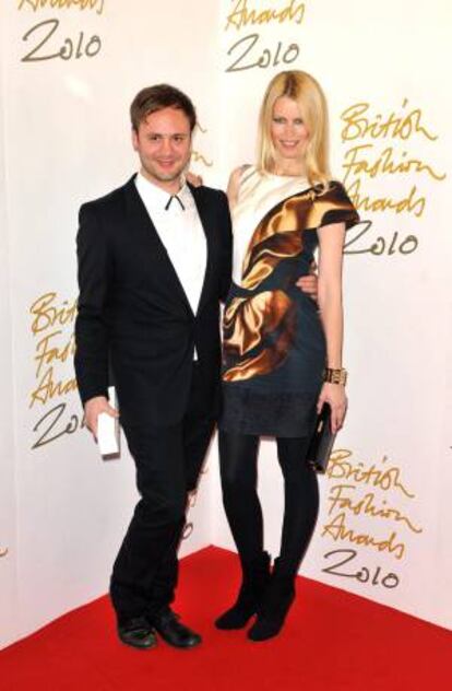 La modelo alemana Claudia Schiffer (d), y el diseñador británico Nicholas Kirkwood (i), en una gala en Londres. EFE/Archivo