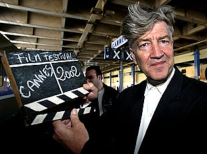 David Lynch posa con una claqueta que anuncia el comienzo de la gran muestra cinematográfica.