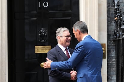 Keir Starmer saluda en la puerta de su residencia oficial al presidente Pedro Sánchez, este miércoles.