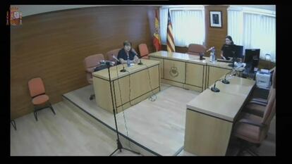 Milagrosa Martínez, durante su declaración por videoconferencia en la vista contra Camps, desde los juzgados de Novelda, este martes.