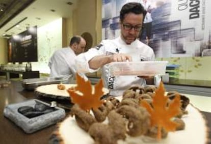 El cocinero Quique Dacosta (El Celler de Can Roca) prepara una tapa durante el acto de entrega de los IV premios Chef Millesime, en Madrid. EFE/Archivo