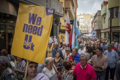 La protesta se producía en La Línea al mismo tiempo que el Parlamento británico está debatiendo si apoya el acuerdo alcanzado por el primer ministro, Boris Johson, con la Unión Europea