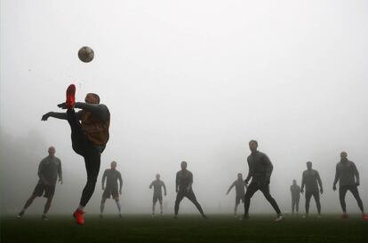 Los jugadores del AS Mónaco entrenan en su campo, en Mónaco.