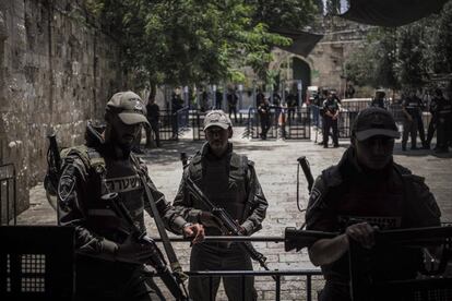 Policías israelíes bloquen la entrada a la Ciudad Vieja de Jerusalén durante la oración de mediodía, mientras miembros de la comunidad musulmana protestan.