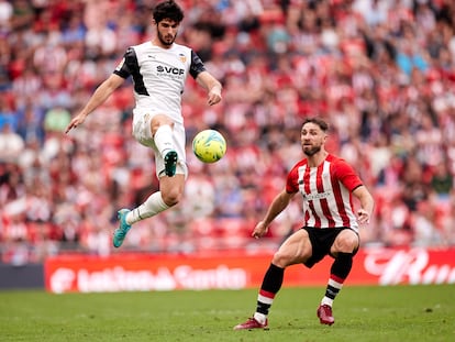 Guedes se lleva la pelota ante Yeray Álvarez este sábado en San Mamés.