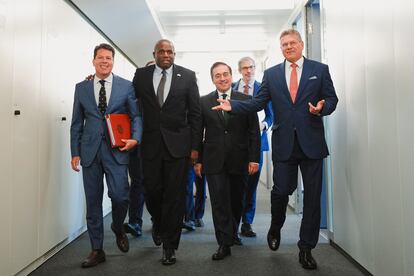 Desde la izquierda: el ministro principal de Gibraltar, Fabian Picardo; el ministro de Exteriores británico, David Lammy; el ministro de Exteriores español, José Manuel Albares; y el vicepresidente de la Comisión Europea Maros Sefcovic antes de su reunión en Bruselas.