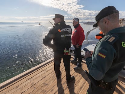 Personal de emergencias buscan a un menor de 15 años, desaparecido en aguas del Mar Menor, este viernes.