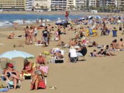 Varios turistas en la playa de las Canteras, en las Islas Canarias. EFE/Archivo