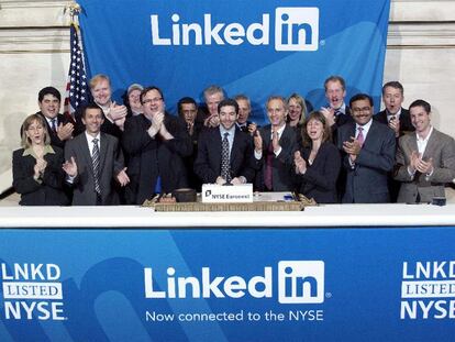 Directivos de LinkedIn celebran la salida a Bolsa de la empresa, el pasado jueves en Nueva York.