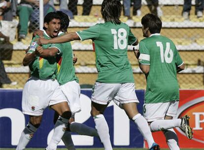 Olivares (de frente) celebra con sus compañeros el gol que marcó.