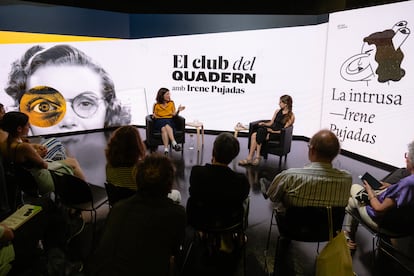 Irene Pujadas conversa amb Carlota Rubio al club de lectura.