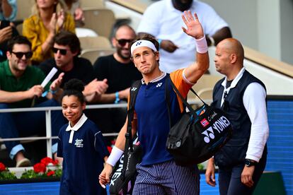 El tenista noruego Casper Ruud saluda al entrar en la pista central de Roland Garros.