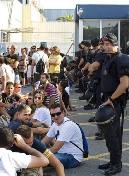 Los despedidos de Nissan bloquean el acceso a Zona Franca ante la presencia de los Mossos.