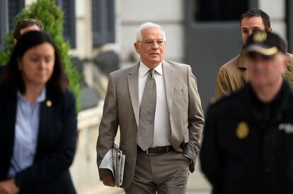 El ministre d'Exteriors en funcions, Josep Borrell, entrant a la Cambra baixa.