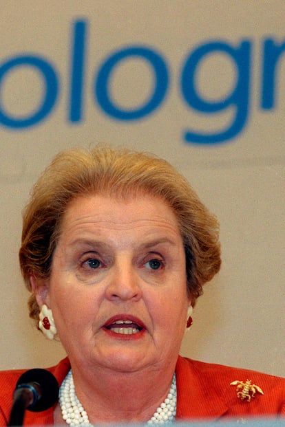 Para dar mensajes especialmente incómodos, Albright usaba este broche dorado en forma de avispa. En este caso, en la imagen, comparecía en 1999 en la cumbre de ministros de asuntos exteriores del G8 para presentar el proyecto de una resolución sobre Kosovo.