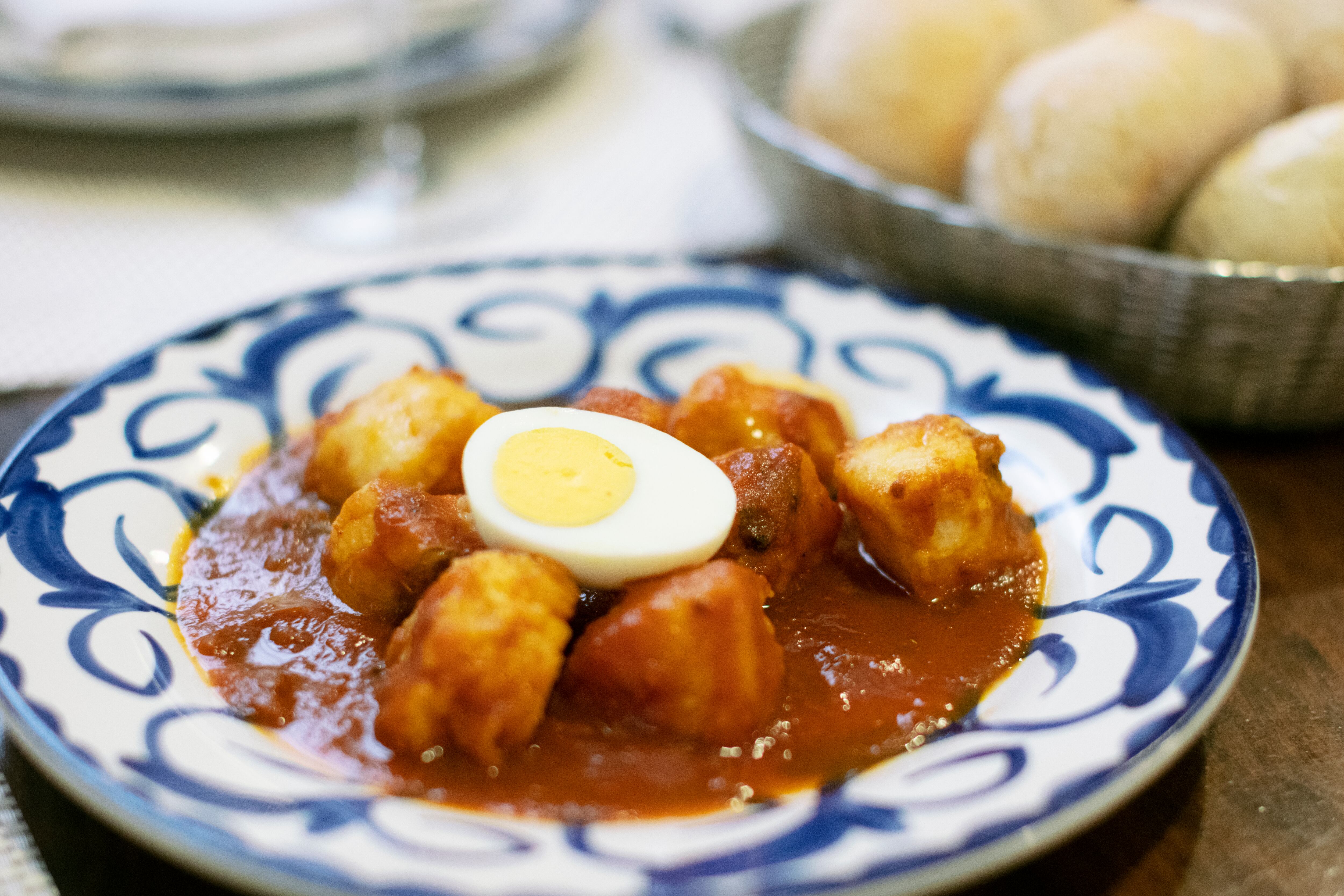 Bacalao al estilo de la casa, con salsa de tomate casera y huevo duro.