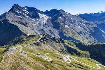 Llegamos a la parte complicada: los 48 kilómetros emblemáticos de esta escenográfica carretera en su ascenso a la cima del Glossglockner (en la imagen), con 36 curvas estrechas dispuestas sobre laderas cubiertas de bosques y glaciares, en pleno corazón del parque nacional Hohe Tauern. De camino, el Kaiser-Franz-Josefs-Höhe (2.369 metros) ofrece vistas increíbles del macizo y del glaciar Pasterze, que se otea también desde los senderos Gamsgrubenweg y Gletscherweg. Conviene reservar un tiempo para la exposición del centro de visitantes (sobre el glaciar) y el observatorio Wilhelm Swarovski. El cercano Fuscher Törl (2.428 metros) ofrece asombrosas vistas alpinas, que incluyen el lago Fuscher (2.262 metros), mientras que una carretera secundaria asciende en dos kilómetros hasta el Edelweiss Spitze (2.571 metros), un mirador de 360 grados que abarca una treintena de tresmiles.