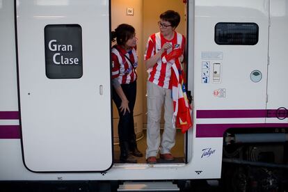 Dos aficionadas del Atlético de Madrid, esperan en la estación de Chamartín camino de Lisboa.