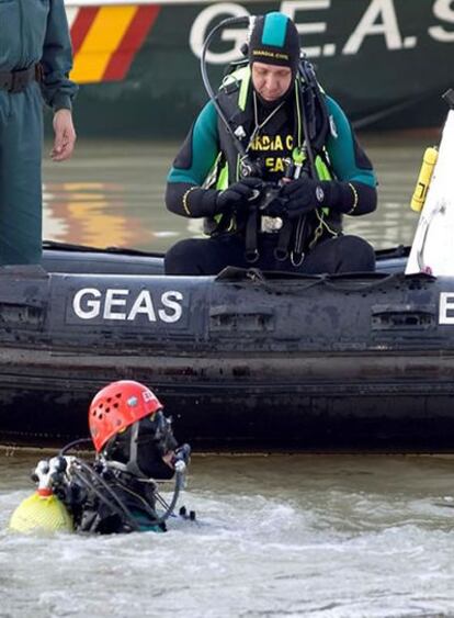 Un buzo de la Guardia Civil se prepara para sumergirse en el río Guadalquivir, en la zona del Charco de la Pava de Camas (Sevilla), donde supuestamente fue arrojado el cadáver de Marta del Castillo.