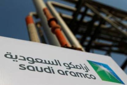 Logo de Aramco en sus instalaciones de Abqaiq (Arabia Saudí).