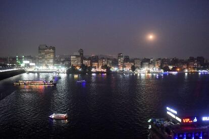 A lua cheia no céu da capital egípcia do Cairo, antes do esperado eclipse lunar total