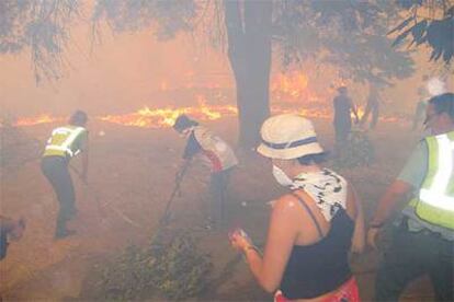 Vecinos y guardias civiles se enfrentan juntos a un incendio en Vilarchán (Pontevedra).