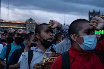 Jóvenes protestan en la explanada del Zócalo.