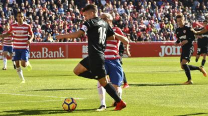 Curro, capitán del Sevilla Atlético, es objeto del penalti que él mismo anotó.