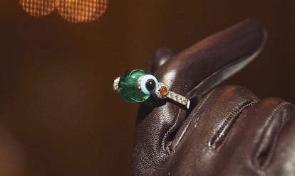 Anillo en oro blanco con esmeralda, espinelas, ópalos de fuego, turquesa, ónix y diamantes.