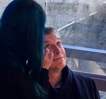 Macri se maquilla en el espacio Beauty bloggers de Tecnópolis.