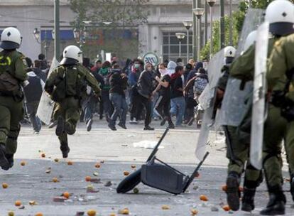 Manifestantes se enfrentan con efectivos policiales en el tercer día de disturbios en Grecia