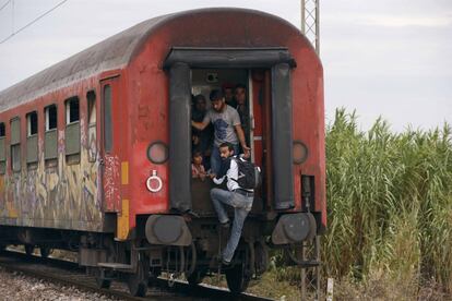 Desde el mes de junio más de 52.000 personas se han registrado en el Centro de Recepción de la frontera en Gevgelija (Macedonia), a la que entraron desde Grecia. UNICEF estima que otros muchos cruzan el país sin haberse registrado. En la imagen, refugiados se suben a un tren en Gevgelija, el 7 de septiembre de 2015.