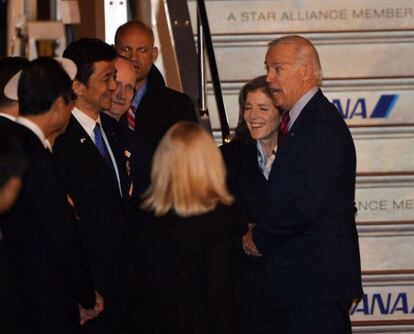 Biden, recebido por Caroline Kennedy em Tóquio.