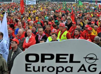Trabajadores de Opel, en un acto sindical celebrado en Amberes (Bélgica).