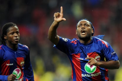 Sekou Oliseh, a la izquierda, observa cmo Vagner Love celebra un tanto con el CSKA.