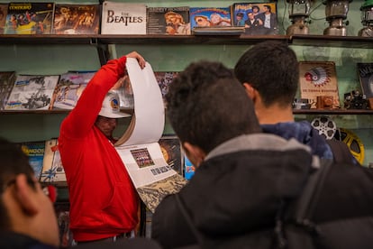 Alexander Gil muestra a los visitantes una de las publicaciones que conserva el museo.