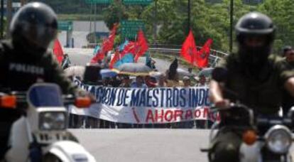 Un sector de los gremios docentes convocaron este martes un paro de 48 horas prorrogables, que inició el miércoles, para rechazar los supuestos planes del Gobierno de privatizar la enseñanza pública. EFE/Archivo