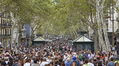 Multitud de turistas visitan La Rambla de Barcelona unos días después del atentado.