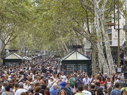 Multitud de turistas visitan La Rambla de Barcelona unos d&iacute;as despu&eacute;s del atentado.