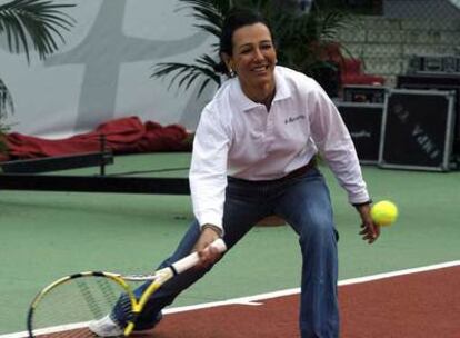 Ana Patricia Botín, ayer, devuelve la pelota a Rafa Nadal.