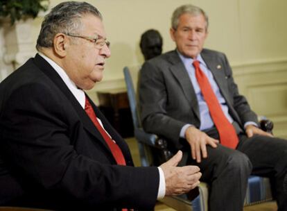 El presidente de Estados Unidos George W. Bush atiende a los medios junto a su homólogo iraquí Jalal Talabani después de la reunión que han mantenido en el Despacho Oval