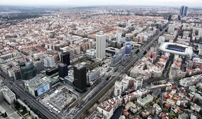 La manzana de Azca, entre el paseo de la Castellana y las calles de Orense, General Perón y Raimundo Fernández Villaverde.