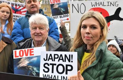 Carrie Symonds y Stanley Johnson en una protesta contra la caza de ballenas ante la embajada japonesa en Londres.