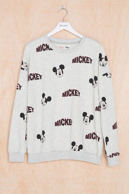 Sudadera de Bershka con logo y cara de Mickey Mouse (22,99 euros).