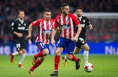 El Atlético de Madrid y el Sevilla durante el partido de ida.