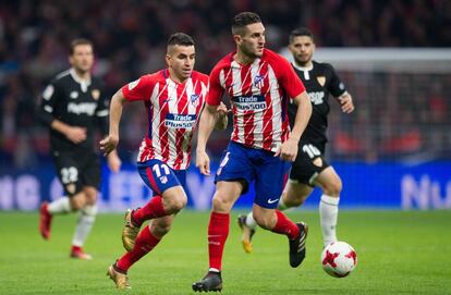 El Atl&eacute;tico de Madrid y el Sevilla durante el partido de ida.