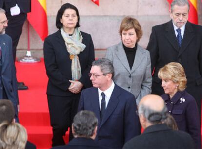 Acto de recuerdo a las víctimas en marzo de 2008. En primer plano, Alberto Ruiz-Gallardón y Esperanza Aguirre. Al fondo, de izquierda a derecha, Inés Sabanés (IU), Maru Menéndez (PSOE) y Antonio Beteta (PP)