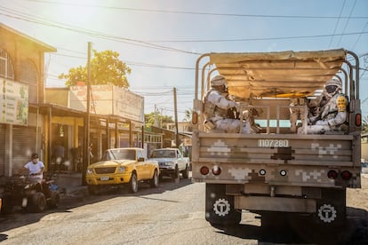 Oficiales militares de la SEDENA hacen guardia en La Paz, México.